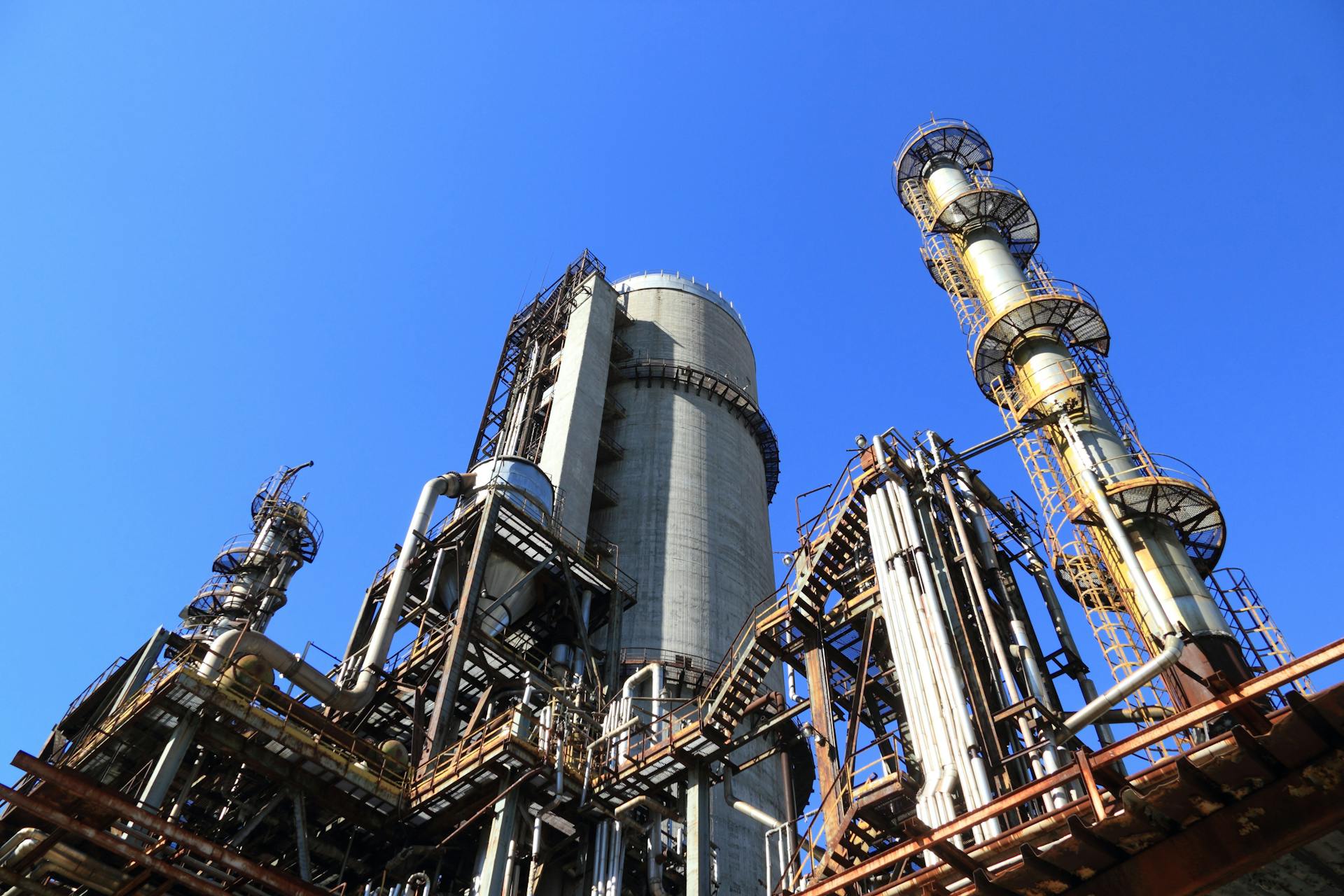Industrial refinery towers and process equipment