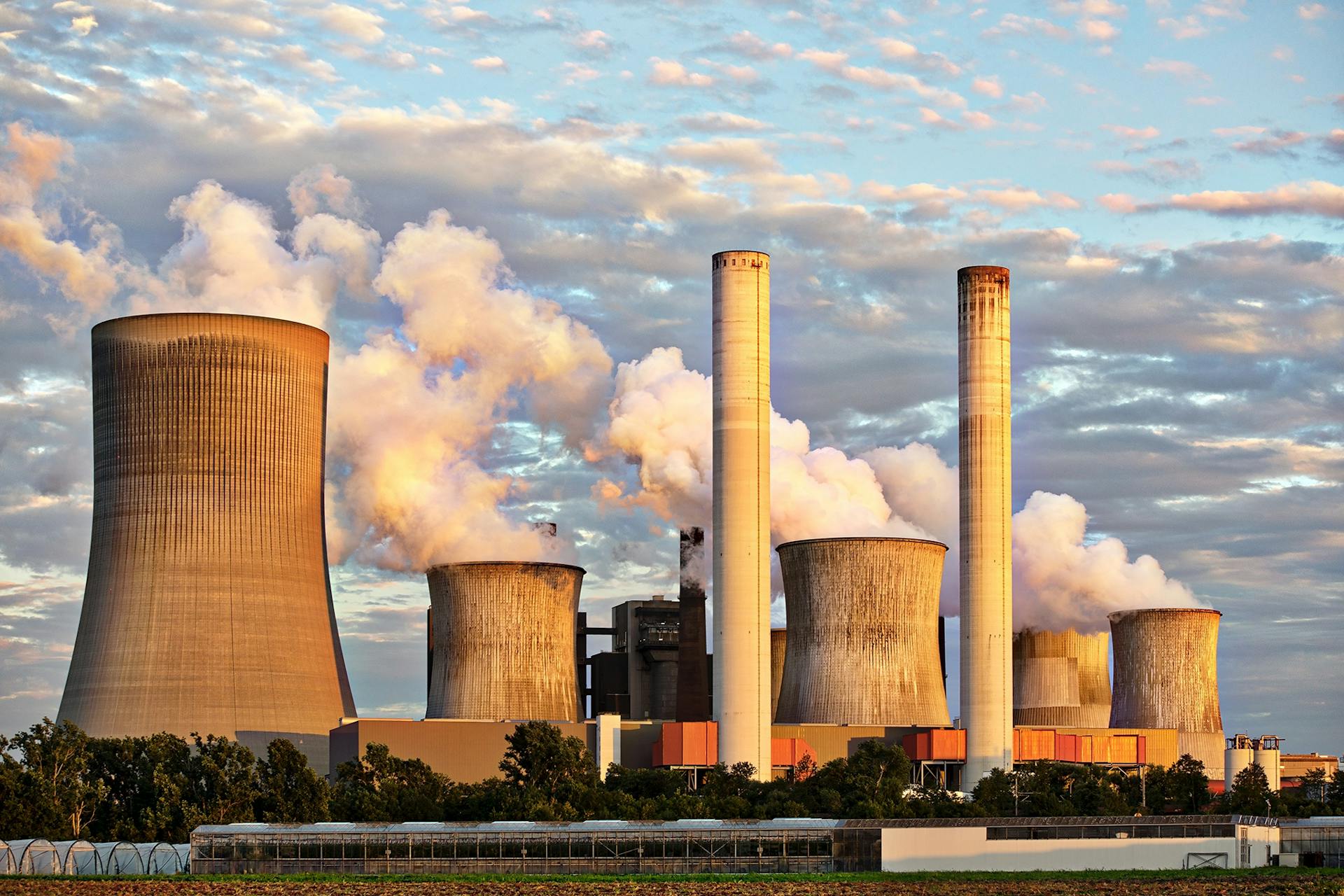 Power generation plant with cooling towers